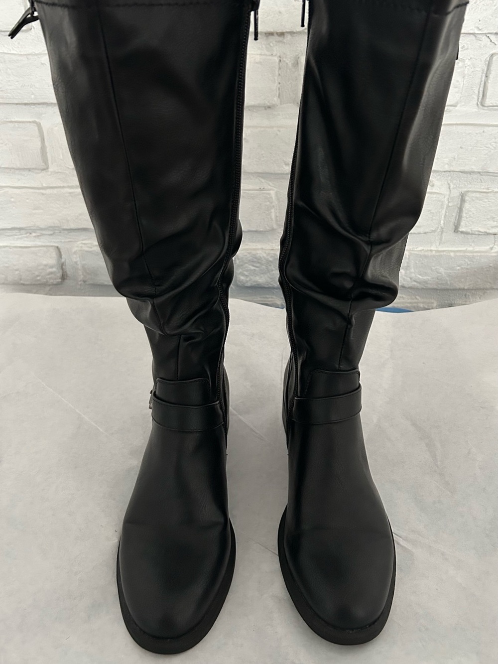 Women’s Black Knee-High Riding Boots - Classic Sleek Style